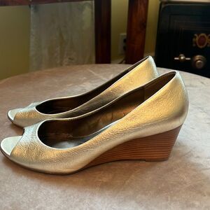 Tahari Soft Gold Leather Wood Wedge Block Heels VGUC